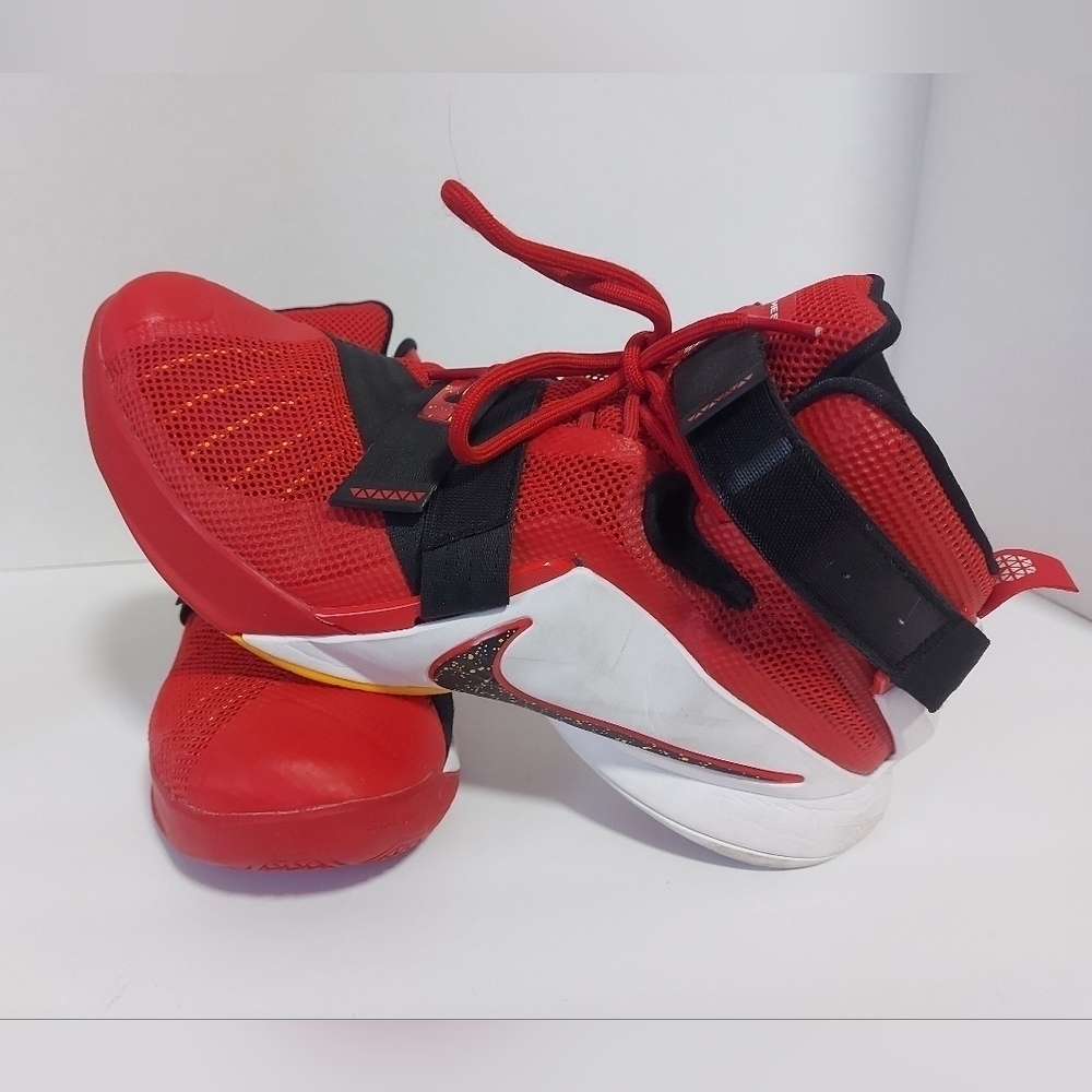 Nike lebron James Zoom basketball shoes size 10.5
